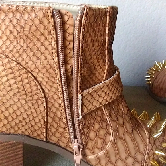 NWOB Liliana Steampunk Faux Snake Gold Spike Zip Ankle Boots. 7.5M - Picture 7 of 10